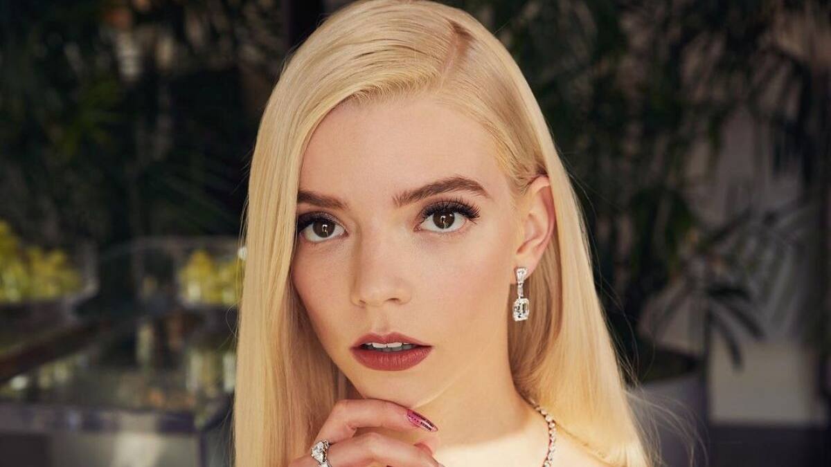 ¡En español! Anya Taylor Joy sorprende al dar inicio a «Saturday Night Live»