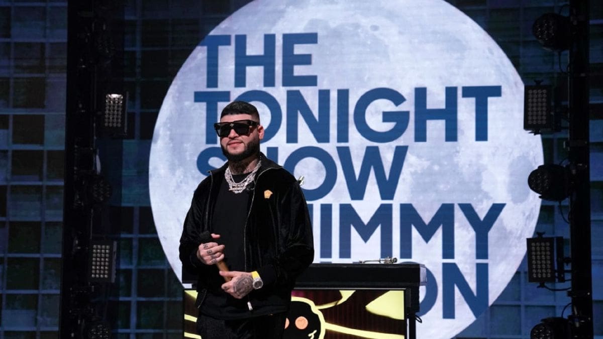 Farruko canta en vivo «Pepas» y enciende The Tonight Show