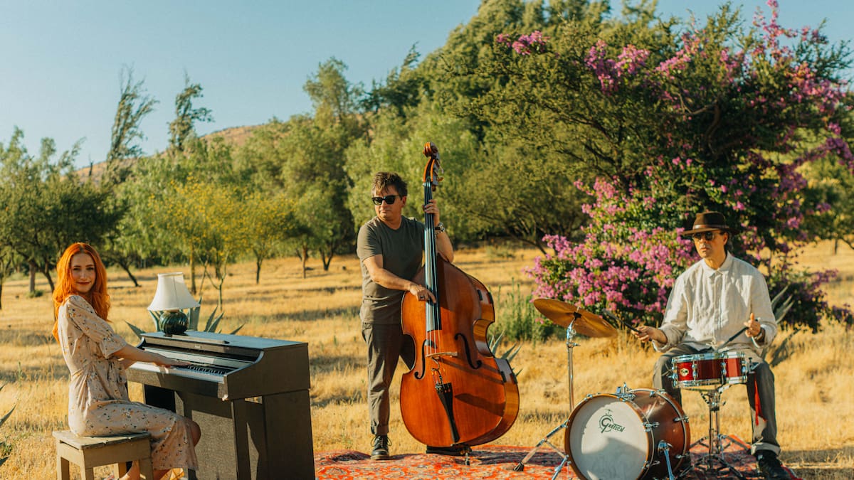 Antonella Sigala reúne a músicos de Los Tres y Los Bunkers en un videoclip histórico