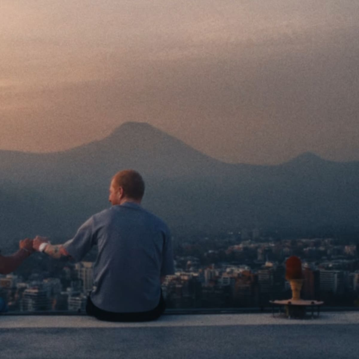 Tras más de 10 años guardado en un baúl: Ed Sheeran y Martin Garrix lanzan "Repeat It" con videoclip grabado en Chile