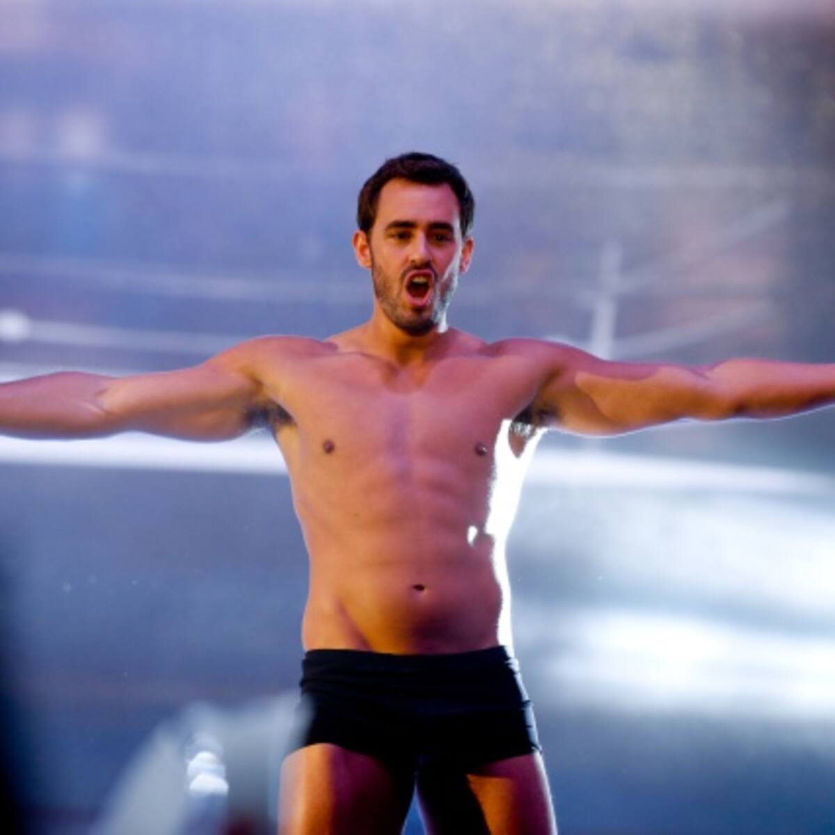 Desnudan a Ariel Levy durante show de discoteque