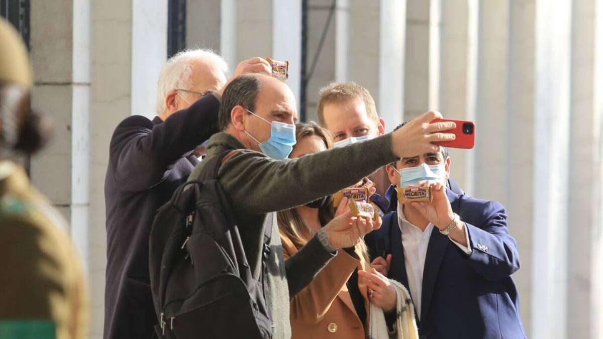 Constituyentes de «Chile Vamos» regalan Negritas en el exCongreso