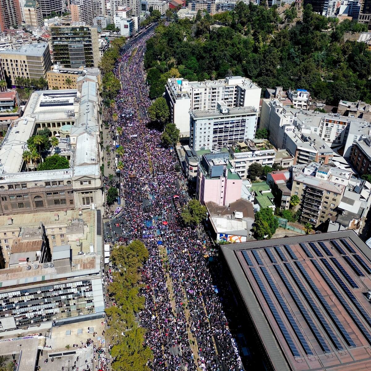 Multitudinaria marcha y acto en La Moneda marcan la jornada del 8M en Santiago