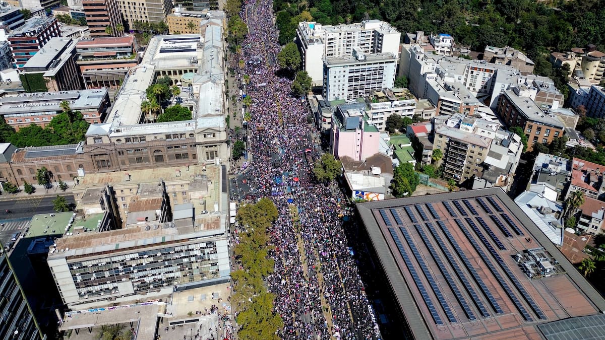 Multitudinaria marcha y acto en La Moneda marcan la jornada del 8M en Santiago