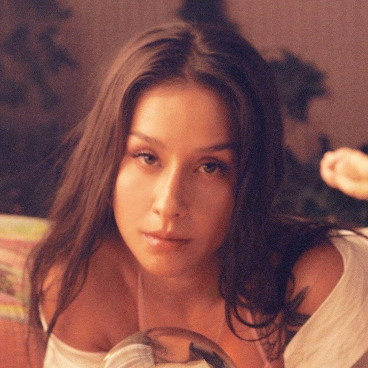 Denise Rosenthal estrena su nueva canción «Migajas» con su video musical