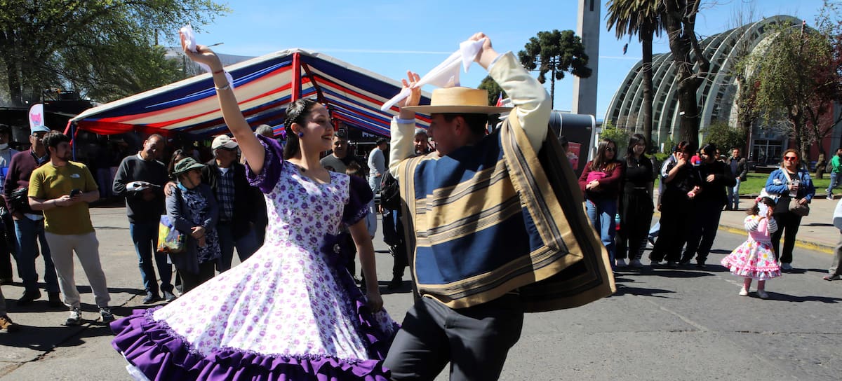 17 DE SEPTIEMBRE DE 2026 / CHILLÁN, REGIÓN DE ÑUBLE
Fiesta de la Chilenidad da inicio a las celebraciones de Fiestas Patrias en la región, con tradicional pie de cueca en la Plaza de Armas de Chillán.
FOTOS: CRISTIAN CÁCERES / UNO NOTICIAS