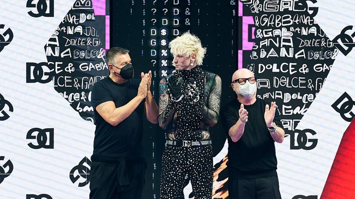 ¡Icónico! Machine Gun Kelly la rompe en el show de Dolce & Gabbana