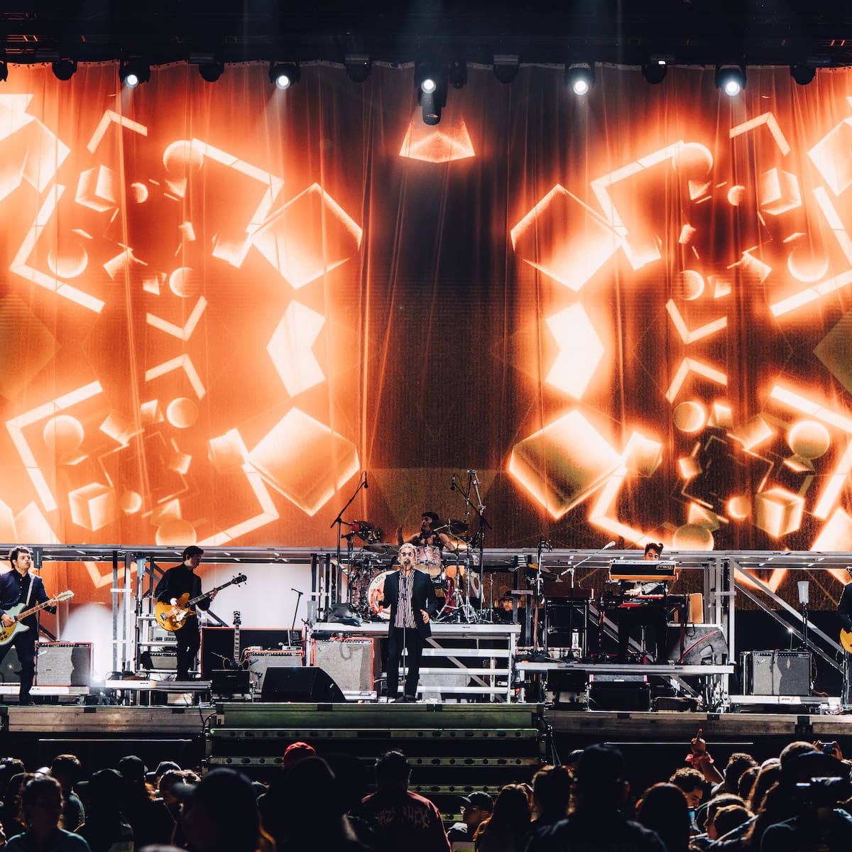 Con mensajes políticos y un repertorio lleno de hits: Los Bunkers hacen historia en el Lollapalooza Chile 2026