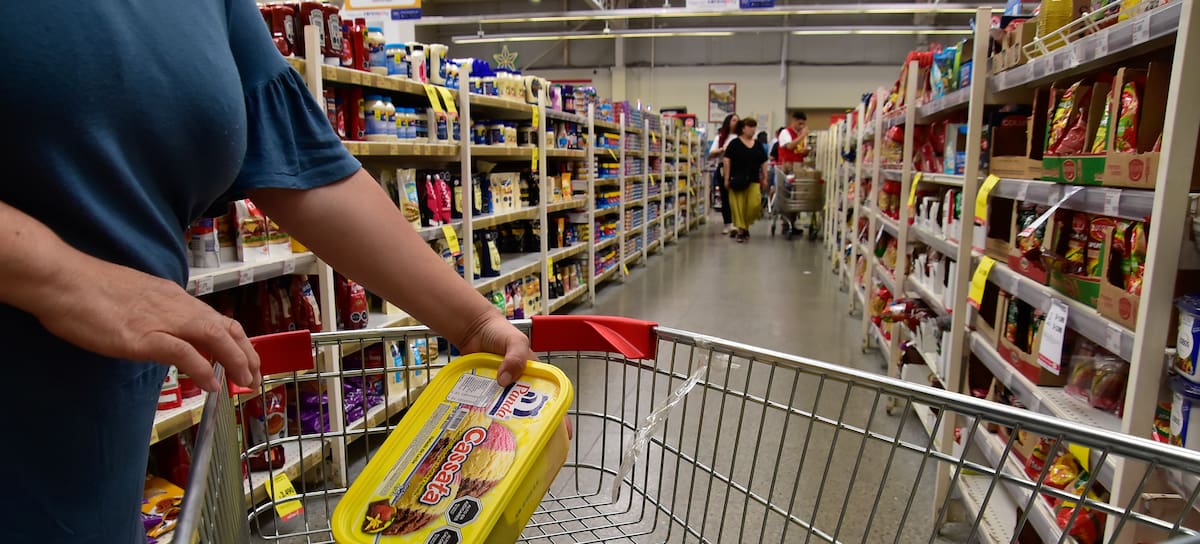 30 DE DICIEMBRE DE 2023 / CHILLÁN.
Compras de cotillón y supermercados en el marco de las celebración de año nuevo.
José Humberto Campos / AgenciaUno