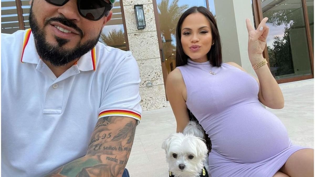 Natti Natasha se mantiene en forma, aún estando embarazada, trotando por la cocina