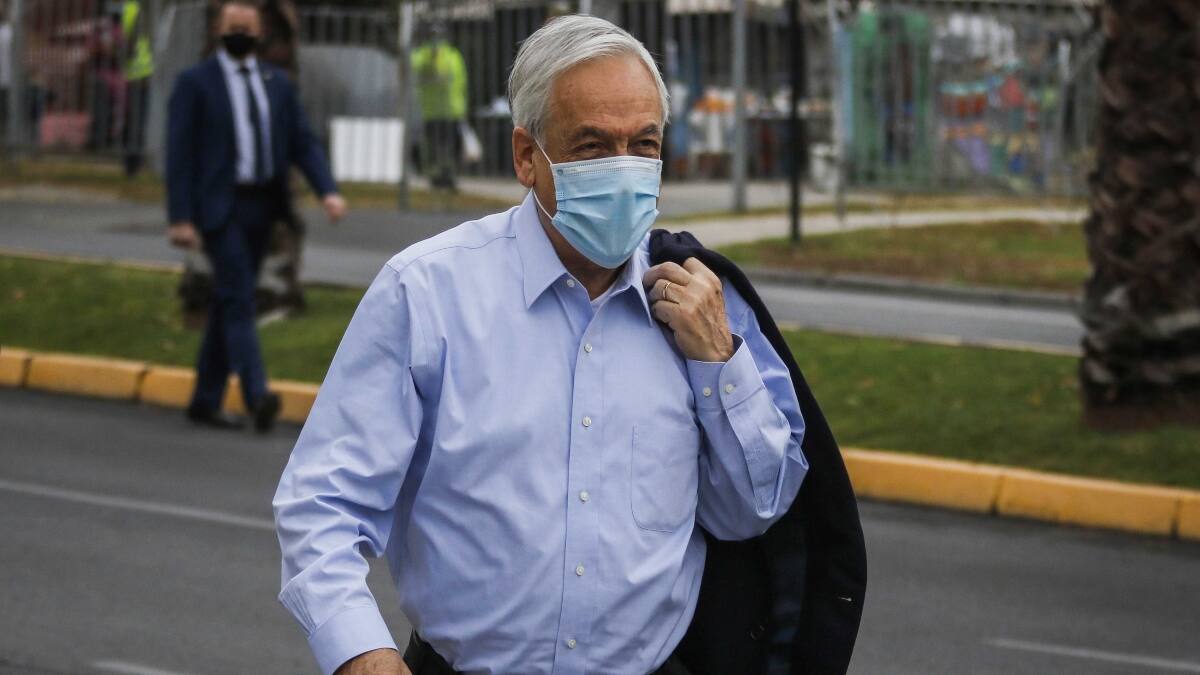 Presidente Piñera ya votó, pero no sin complicaciones: Le pasó la lengua al voto, pese a que es autoadhesivo