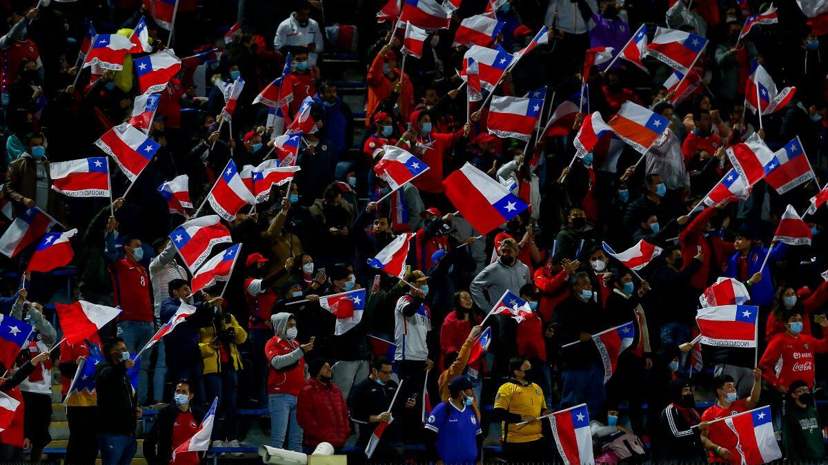 Lamentable: FIFA sanciona a Chile por mal comportamiento de los hinchas