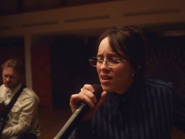Billie Eilish sorprende cantando "Birds of a Feather" por primera vez