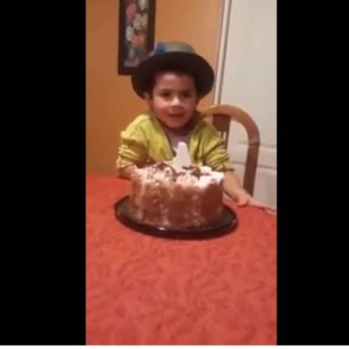 ¡Este niño sí que sabe darle el mordisco a la torta!