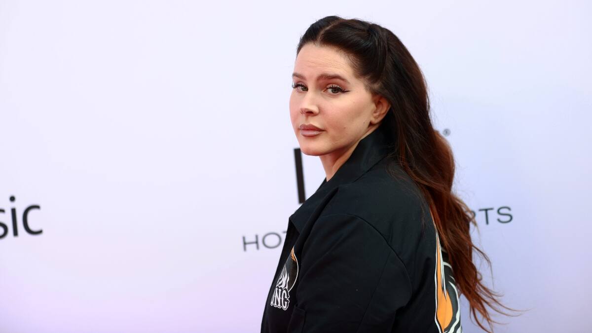 Lana del Rey revela que sufrió el robo de su computador con material inédito