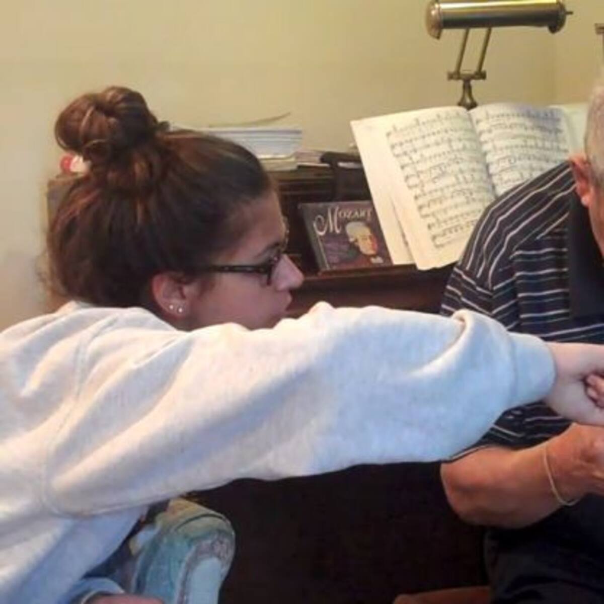 Abuelo usaba YouTube pidiendo por favor y dando las gracias al buscador