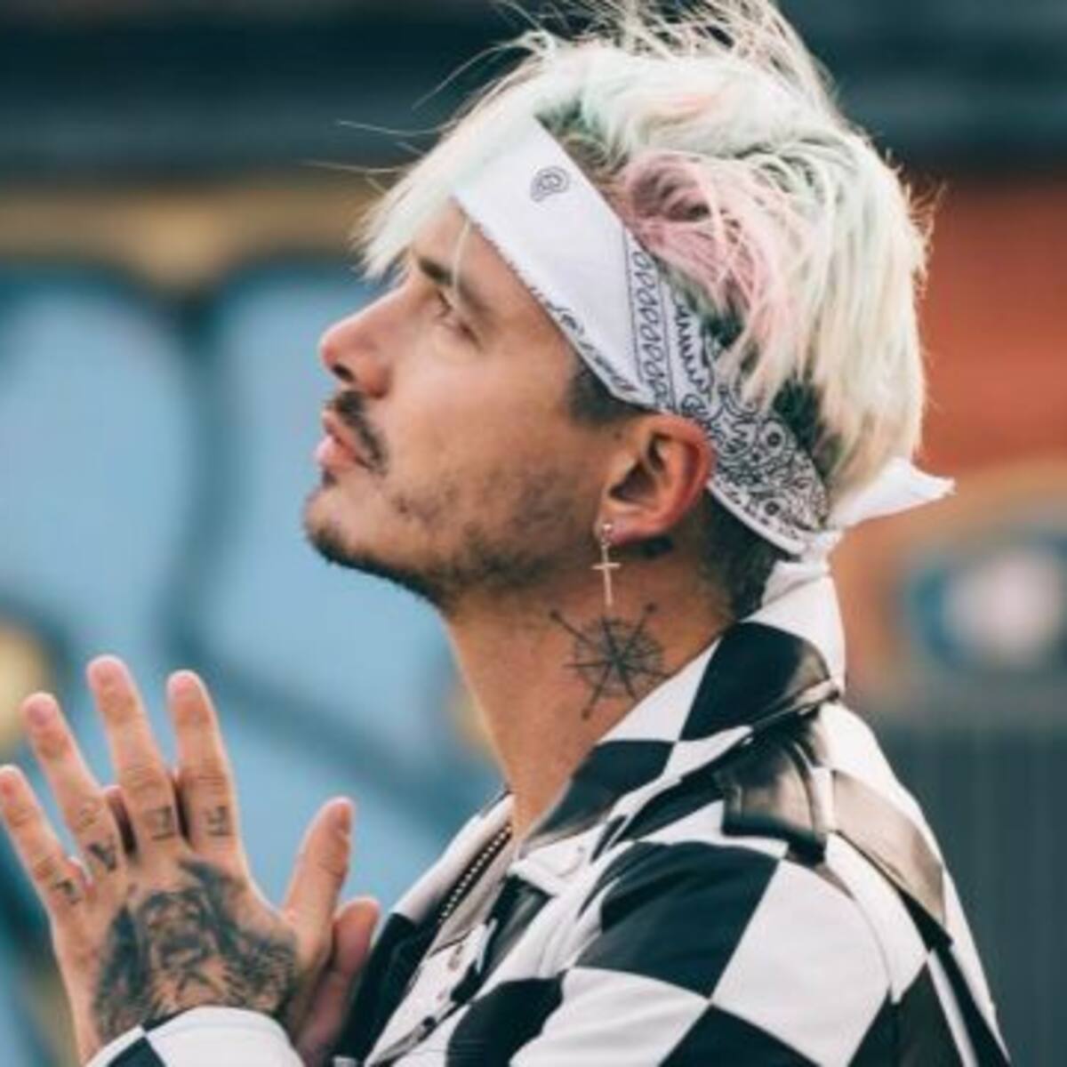 ¡Este artista hizo un espectacular retrato gigante de J Balvin con puros cubos de Rubik!