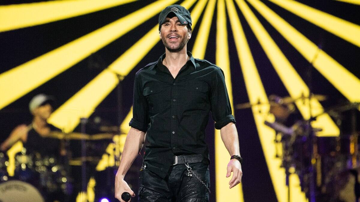 Enrique Iglesias sacó su primer sencillo «Espacio en Tu Corazón» de su último disco