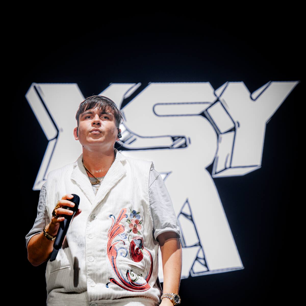 ¡Un verdadero YSYSMO! YSY A enciende el Movistar Arena junto a sus fans chilenos que saltaron todos sus temas