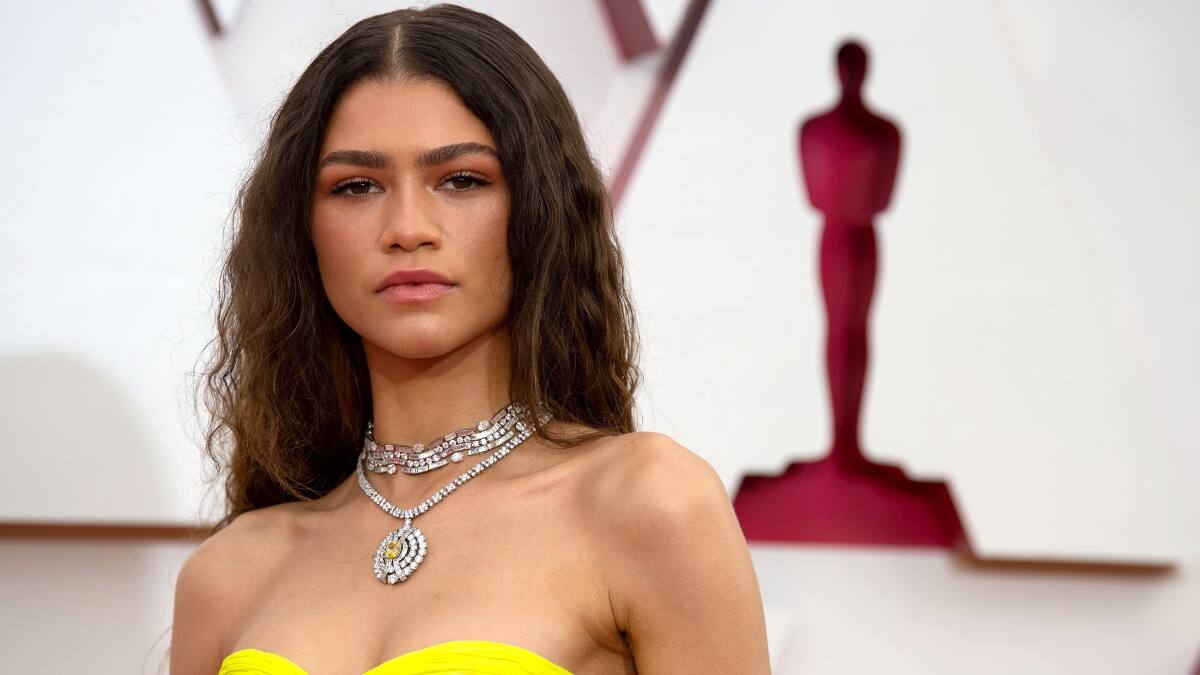 ¡Se inspiró en Cher! Zendaya deslumbró en los Oscar con su vestido amarillo