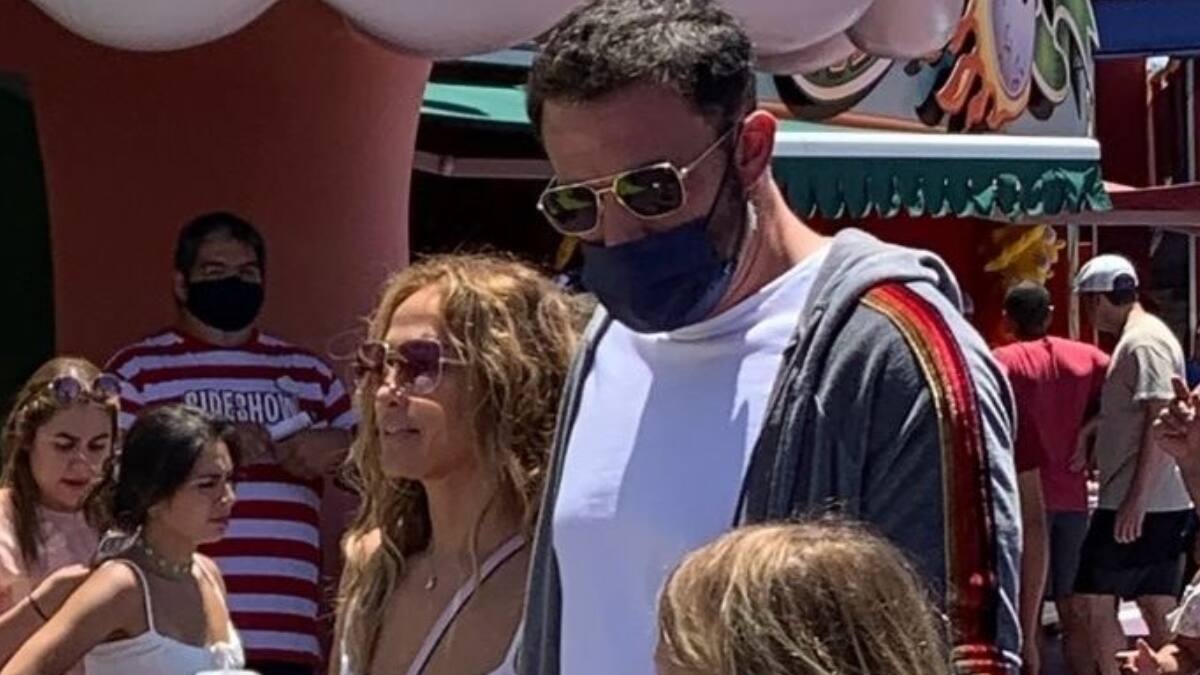 Jennifer Lopez y Ben Affleck fueron vistos regaloneando junto a sus hijos en parque Universal