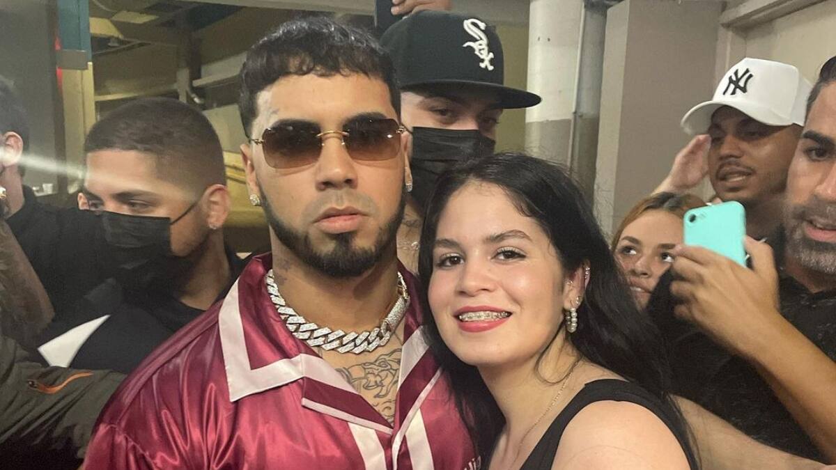 Anuel AA comparte gracioso video donde una fanática intenta besarlo