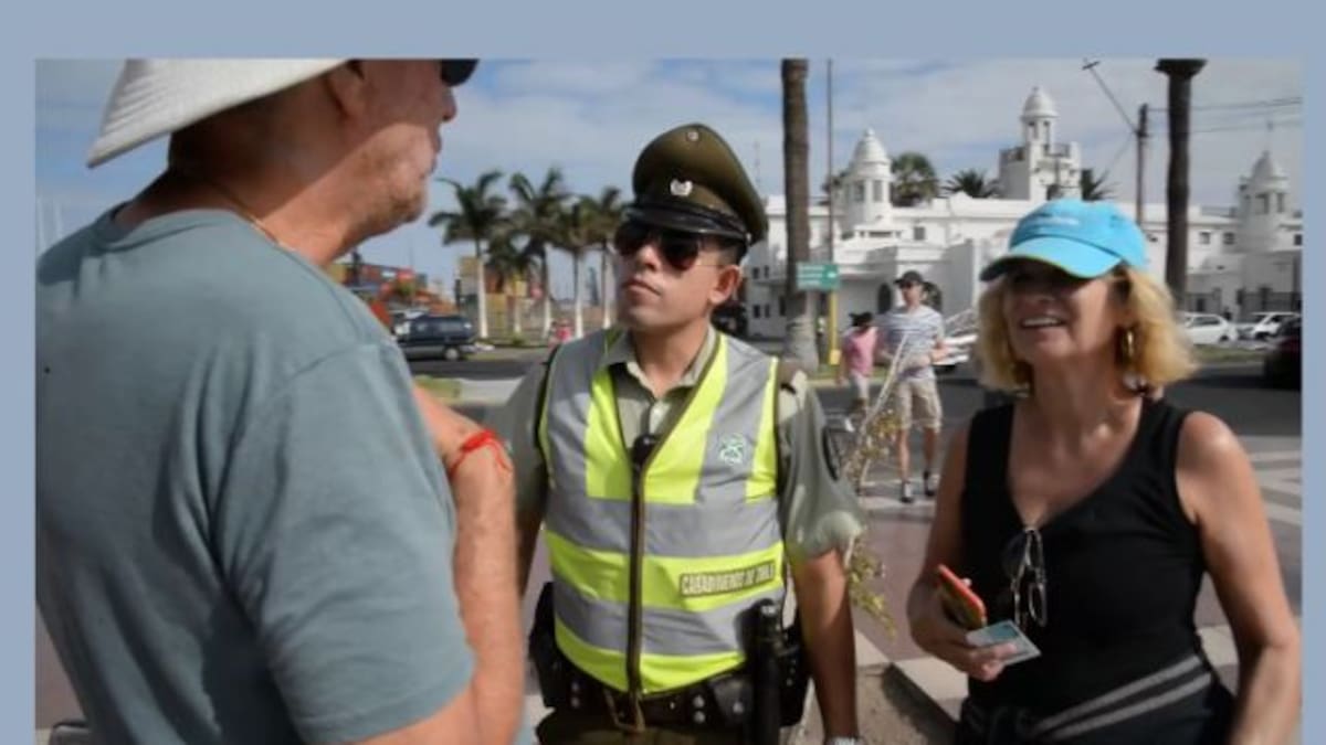 Carabinero se luce hablando inglés al ayudar a unos turistas en Arica