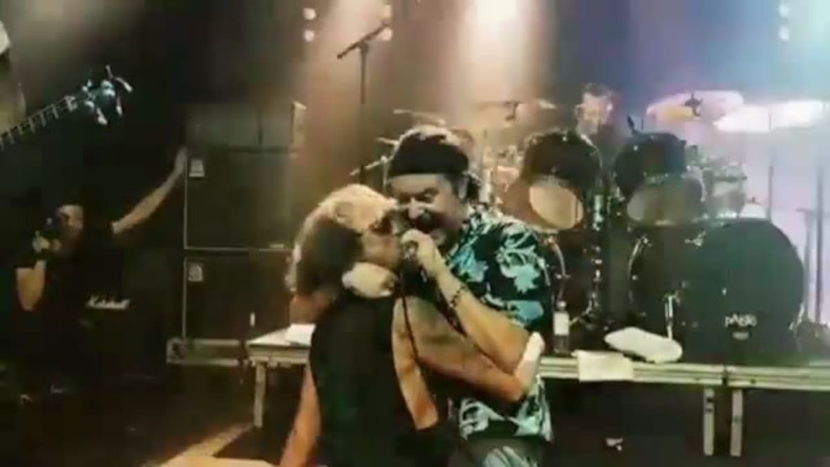 Mike Patton y un fanático se besan apasionadamente en pleno show