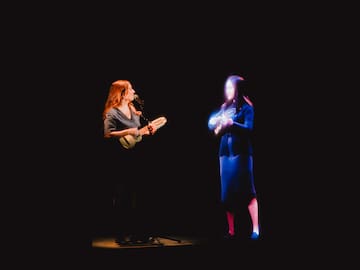 Javiera y Violeta Parra cantan juntas gracias a la tecnología en Congreso Futuro 2025