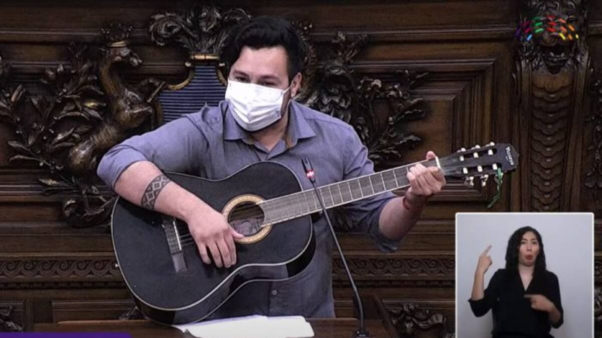 Guitarreado y citando a Chayanne: ¿Cómo fue el discurso del constituyente Nicolás Núñez que ahora es viral?
