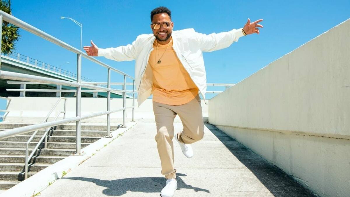 Conkarah, el autor del hit «Banana», ahora nos hace bailar con el veraniego single «Papaya»