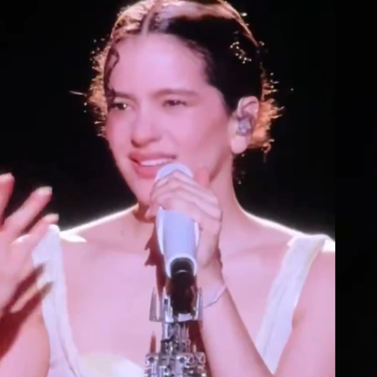 “Fue un error enorme”: Rosalía abre el "LUX Tour" en Buenos Aires pidiendo disculpas tras polémica por la final del Mundial