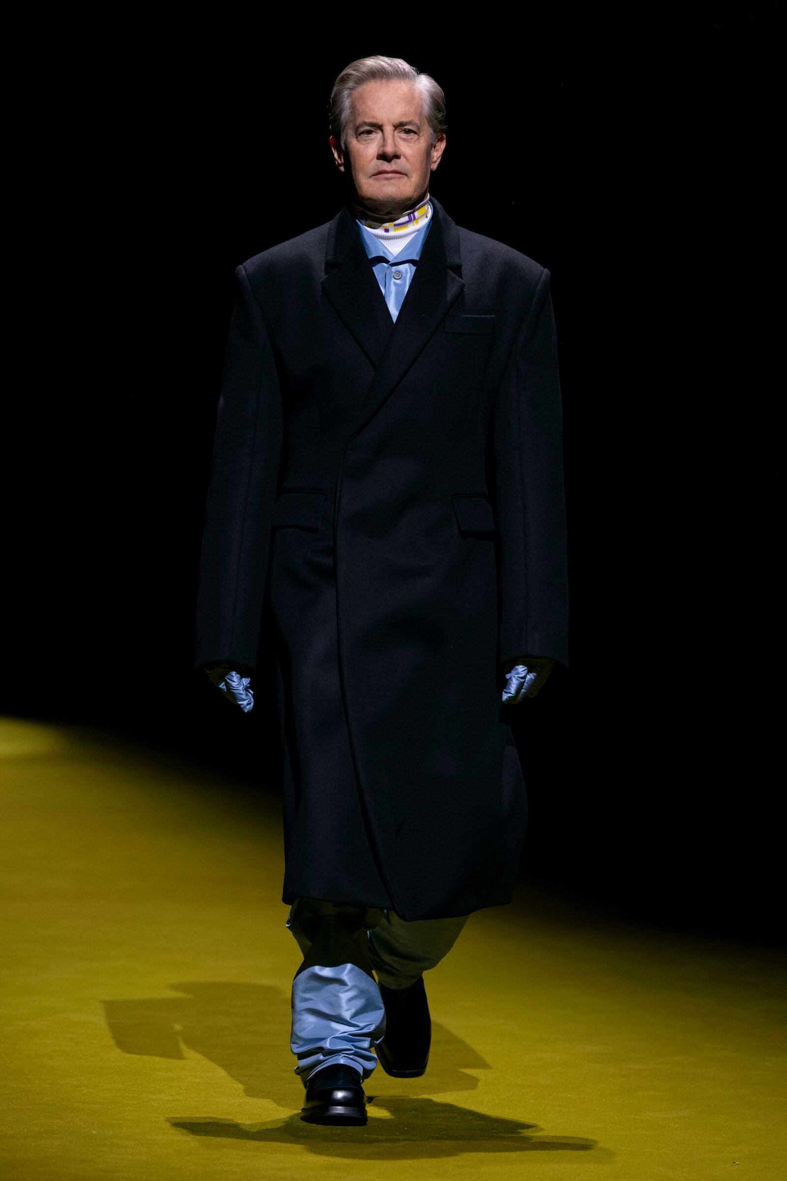 Por su parte, el actor de “Jurassic Park”, </span>Jeff Goldblum</strong>, cerró el evento con un atuendo atemporal completamente negro. Su look de abrigo largo con pelo sintético en mangas y su parte posterior dio fin a la colección.</span>