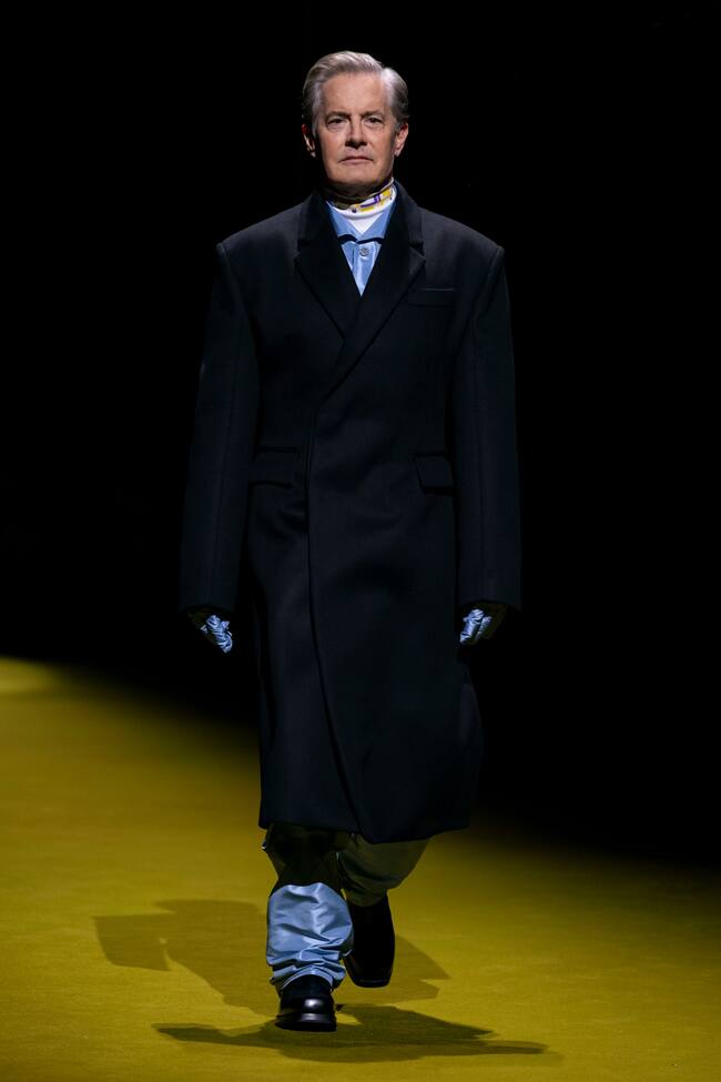 Por su parte, el actor de “Jurassic Park”, </span>Jeff Goldblum</strong>, cerró el evento con un atuendo atemporal completamente negro. Su look de abrigo largo con pelo sintético en mangas y su parte posterior dio fin a la colección.</span>