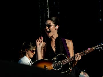 En medio de problemas técnicos: Gracie Abrams sale al público y canta su exitoso hit viral con sólo una guitarra