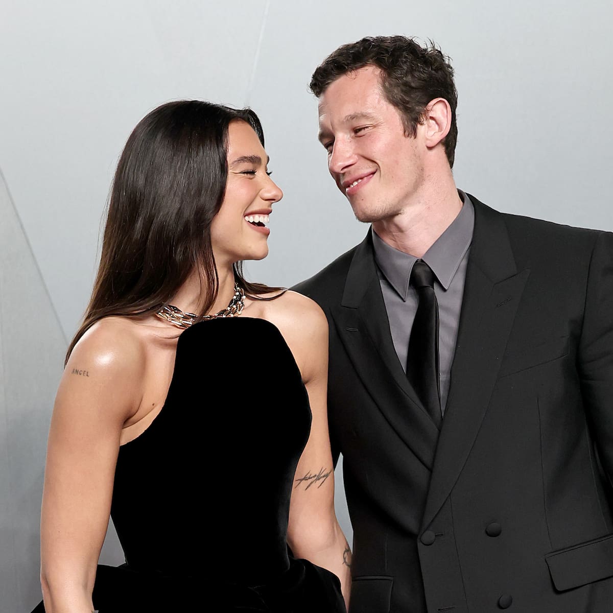 ¡Suenan campanas de boda! Esta sería la fecha del matrimonio entre Dua Lipa y Callum Turner