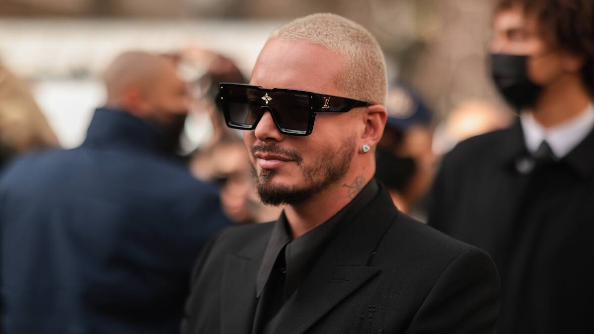 ¡Todo el estilo latino! J Balvin asiste al desfile de Louis Vuitton