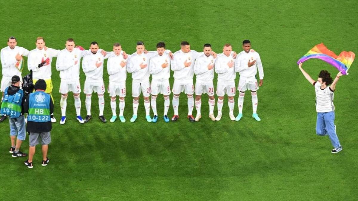 Así fue la protesta de activista LGBT durante el himno de Hungría en la Eurocopa