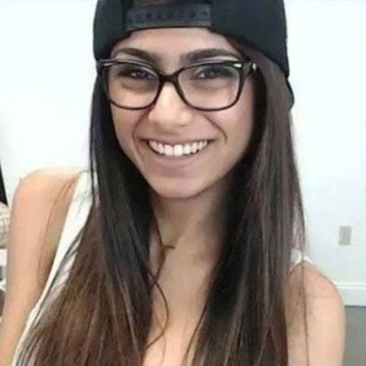 Mia Khalifa se llenó de elogios en Instagram por su bello vestido
