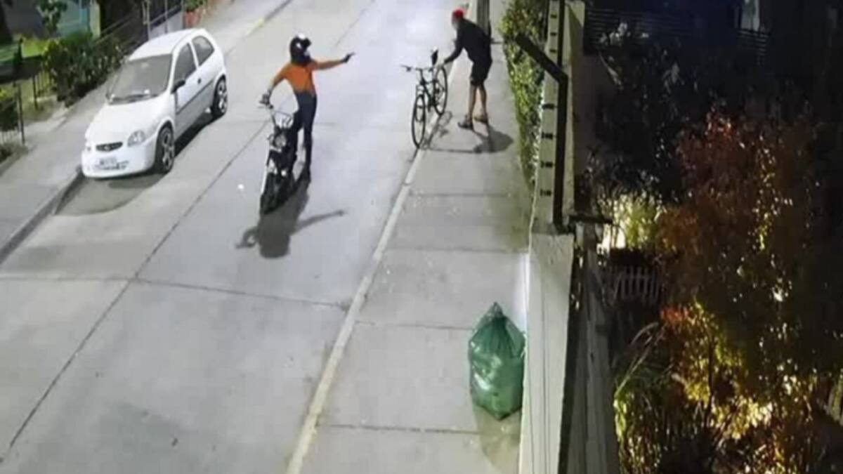 WTF: Ladrón le robó el celular a ciclista en Providencia, lo revisó… y lo devolvió
