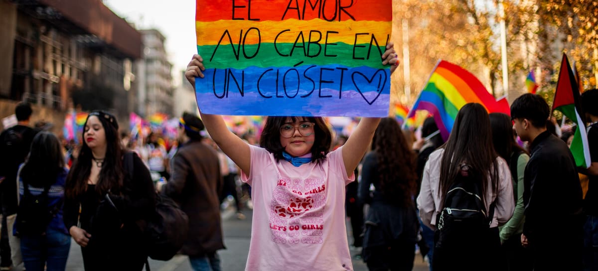 27 de junio de 2026/SANTIAGO
Miles de personas participan de la versión 2026 de la marcha del orgullo, la cual inició en plaza Italia y recorrerá la alameda.
FOTO: HANS SCOTT/AGENCIAUNO