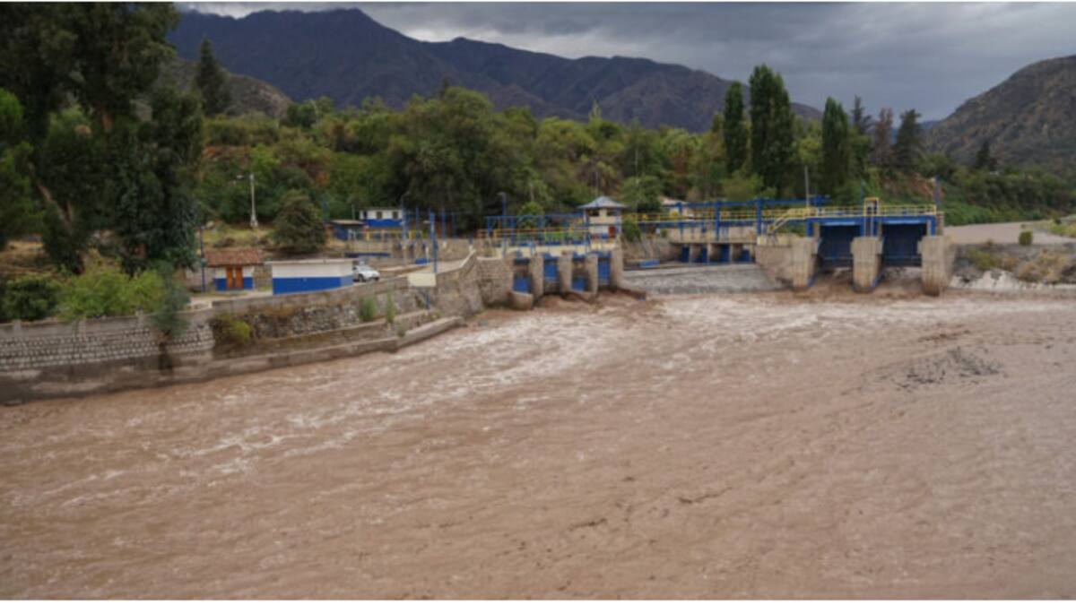 No digan que no les avisamos: Autoridades llaman a juntar agua en la RM por posible corte de suministro