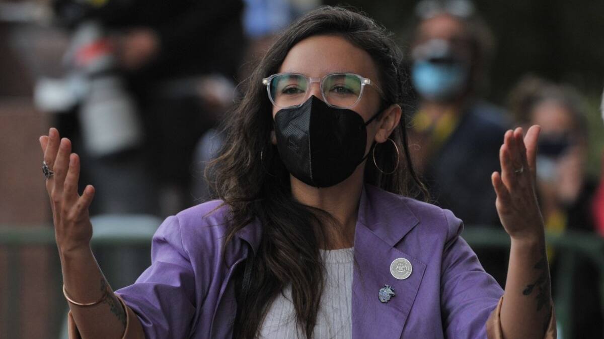 ¡Se pasó! Camila Vallejo se luce con outfit feminista en el cambio de mando