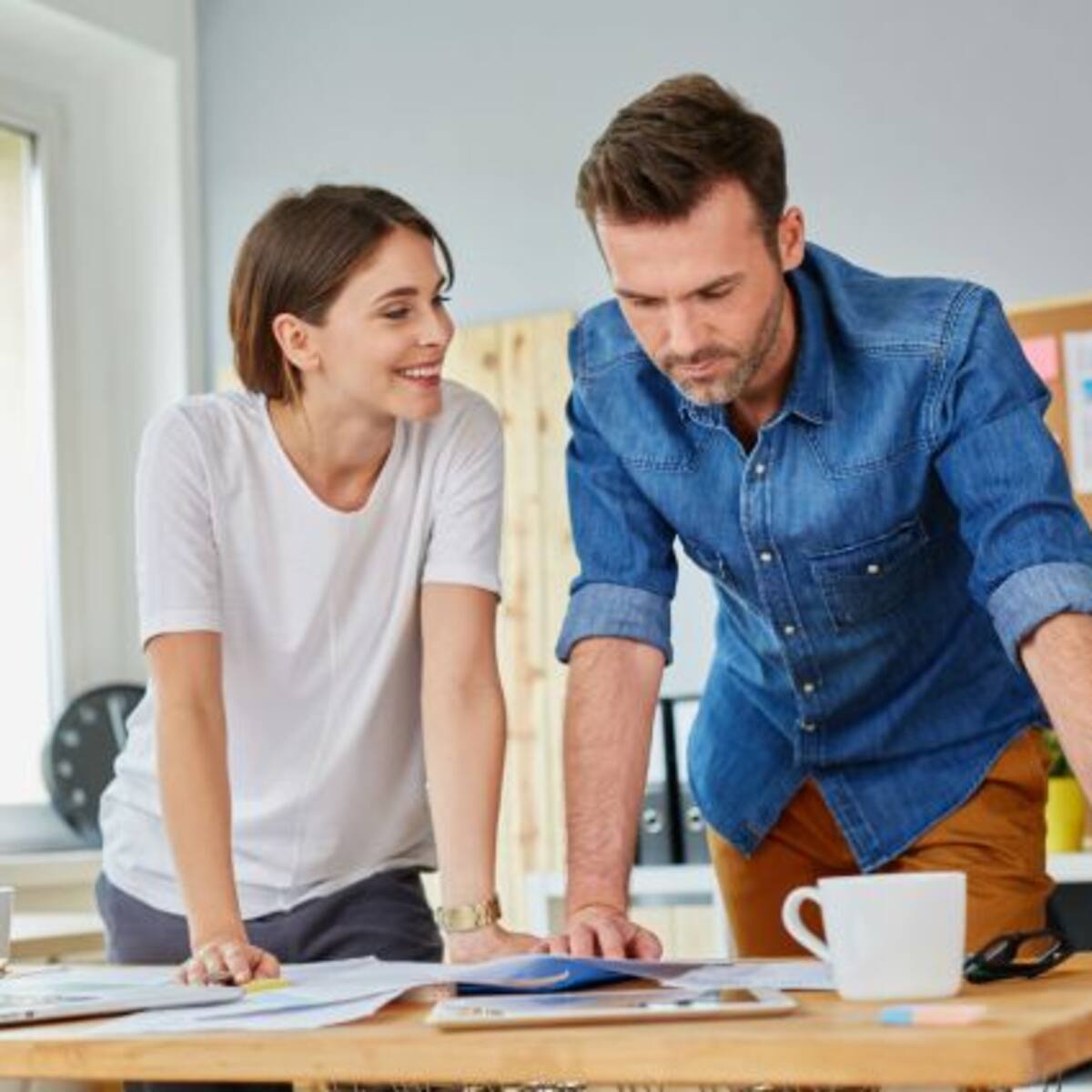 Coquetear con tus compañeros de trabajo reforzaría la relación con tu pareja