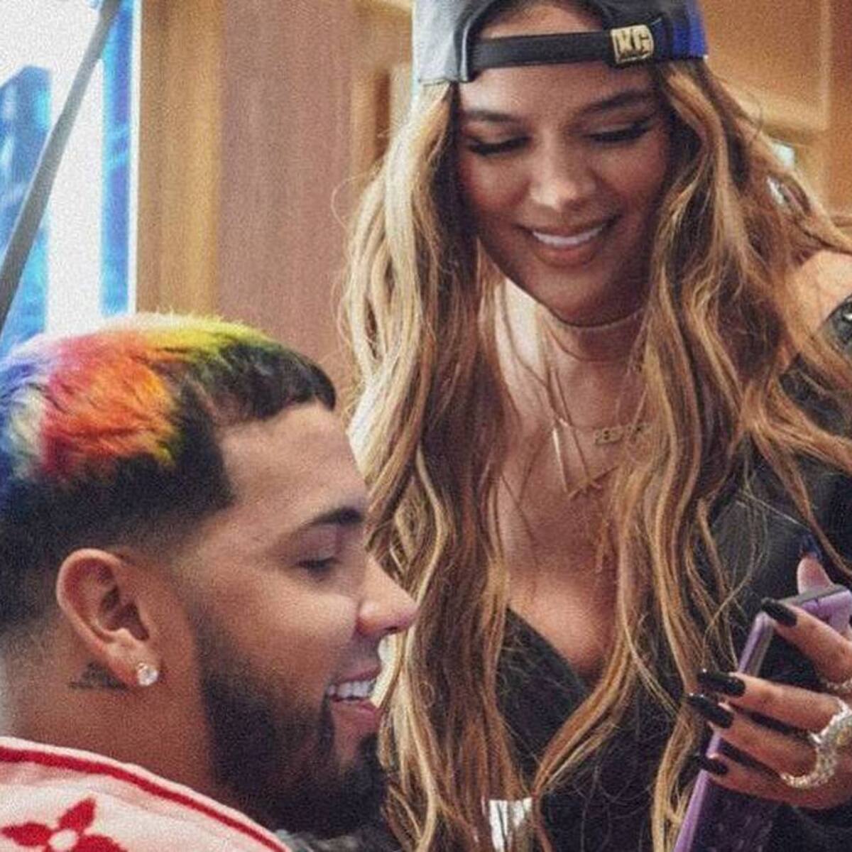 ¿Coincidencia? Karol G y Anuel AA aparecen usando la misma polera