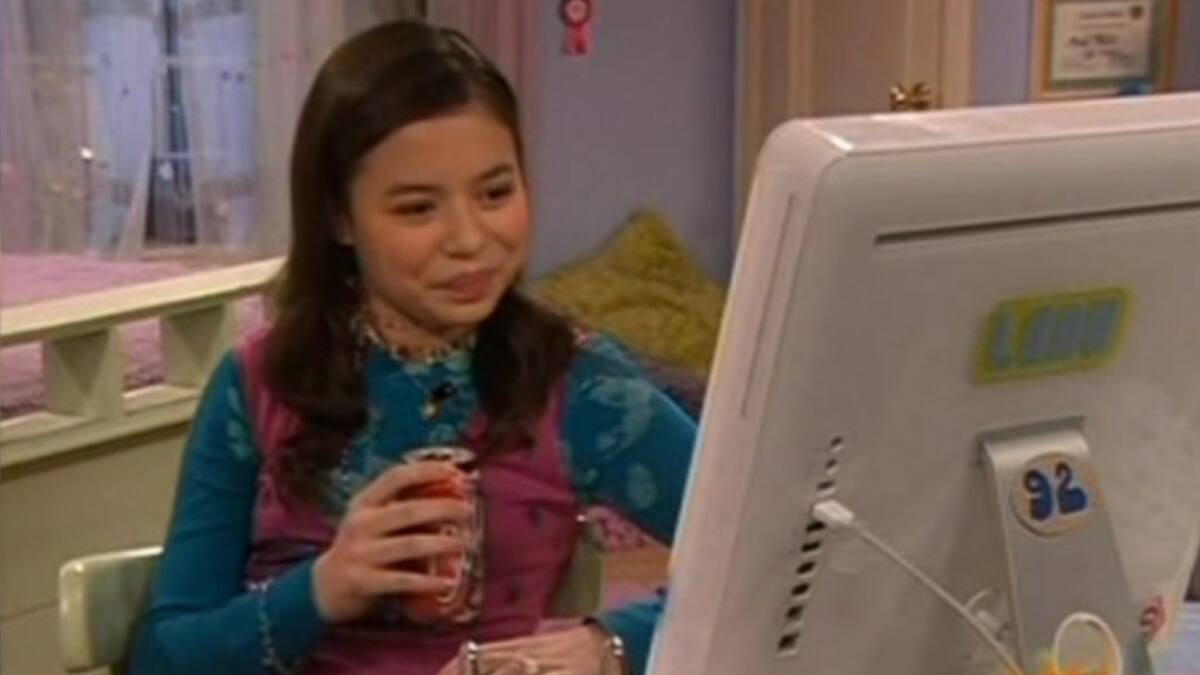 Miranda Crosgove nos invita a ver el reboot de iCarly al recrear su conocido meme