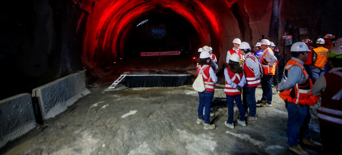 18 de marzo de 2026/SANTIAGO
El ministro de Transportes, Louis de Grange; el presidente de Metro de Santiago, Guillermo Muñoz; el gerente general de la empresa, Felipe Bravo; acompañados por el delegado presidencial RM, Germán Codina y el gobernador metropolitano, Claudio Orrego, participa del “hito constructivo de encuentro de túneles de Línea 7 en la estación Puente Cal y Canto, futura primera estación con combinación cuádruple de Líneas 2, 3, 7 y 9”.