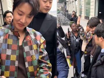 j-hope interactúa con ARMYs en el marco de la Gala de las Pièces Jaunes 2025