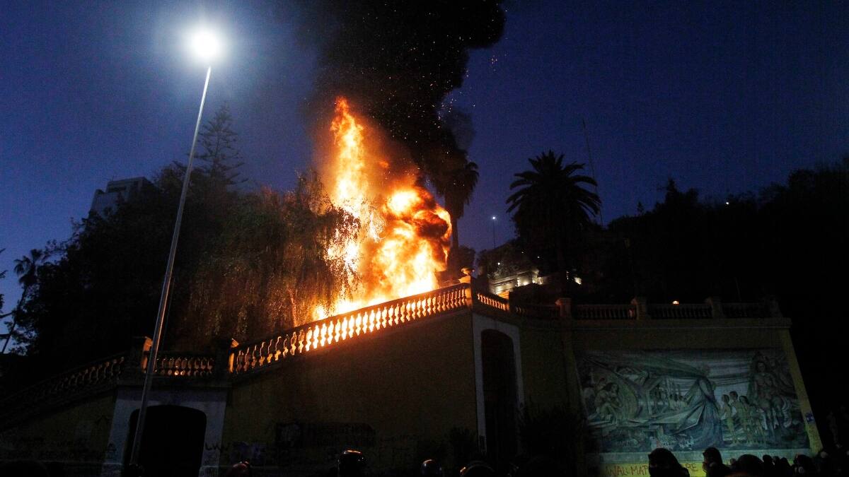 Cerro Santa Lucía: incendio provocado por desconocidos causó daños en infraestructura