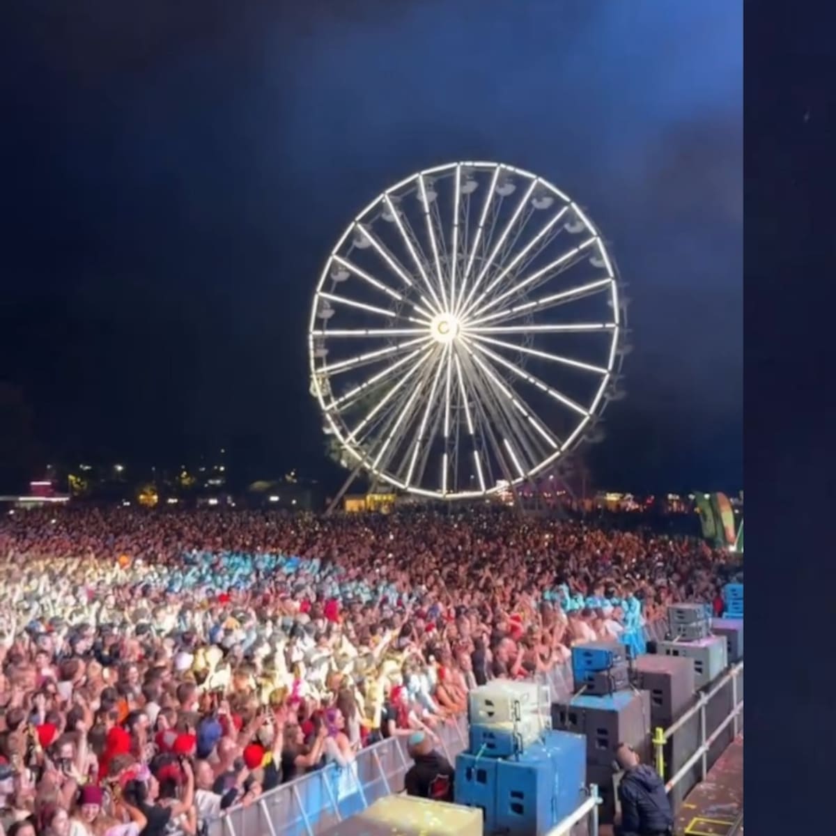 ¡No le temió a las alturas!: Vocalista de famosa banda se subió a una rueda de la fortuna en pleno concierto